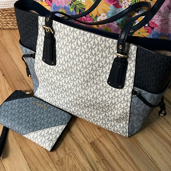 Michael Kors Purse and wallet/fits laptop in center pocket - Picture 4 of 8